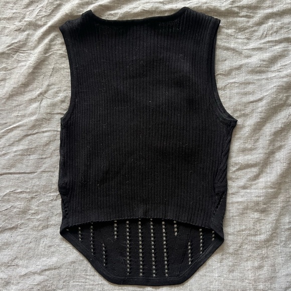 3/$10 🏷️ NEW Crop Top with cut-out details - Picture 2 of 4